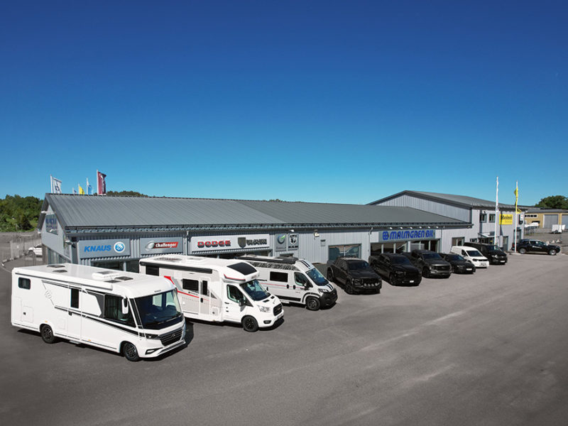 Bild på Malmgrens Bils lokaler med husbilar och transportbilar.