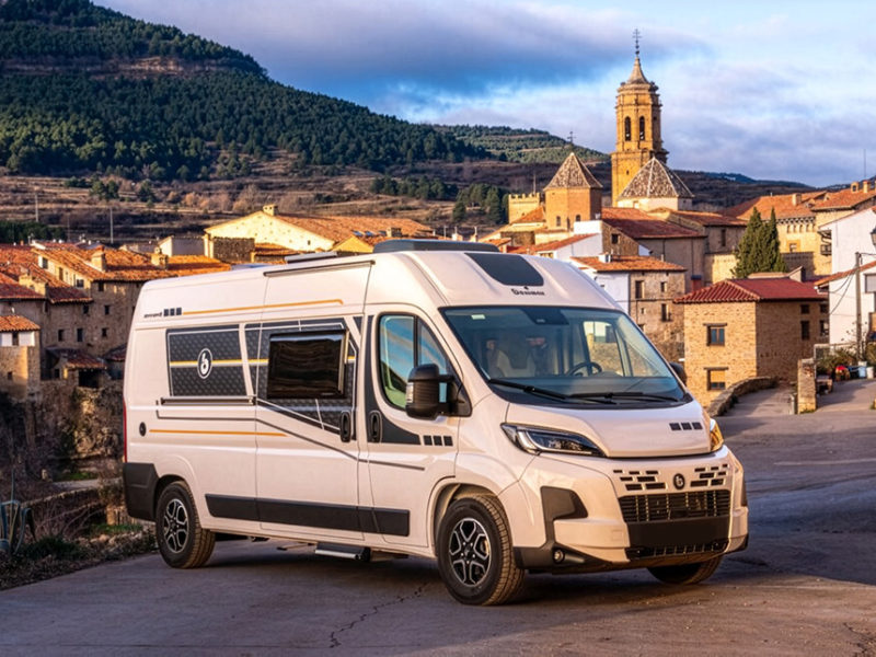 Benivan 144 ståendes i en stad i södra Europa