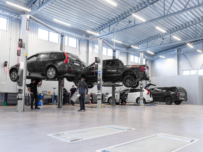 Översikt på Malmgren Bils stora verkstad i Munkedal