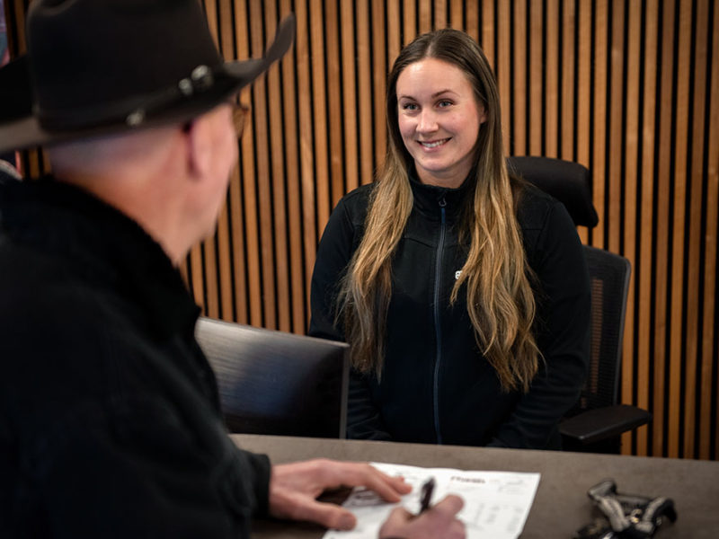 Kundmottagare på bilverkstad för RAM 1500