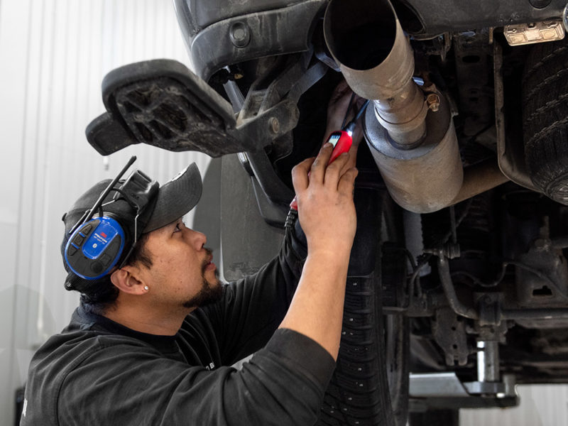 Bild på verkstadstekniker som genomför service i Uddevalla.
