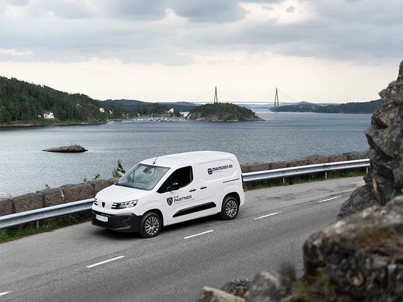 Peugeot transportbil vid infarten till Uddevalla som av vissa säger att det är sveriges snyggaste infart