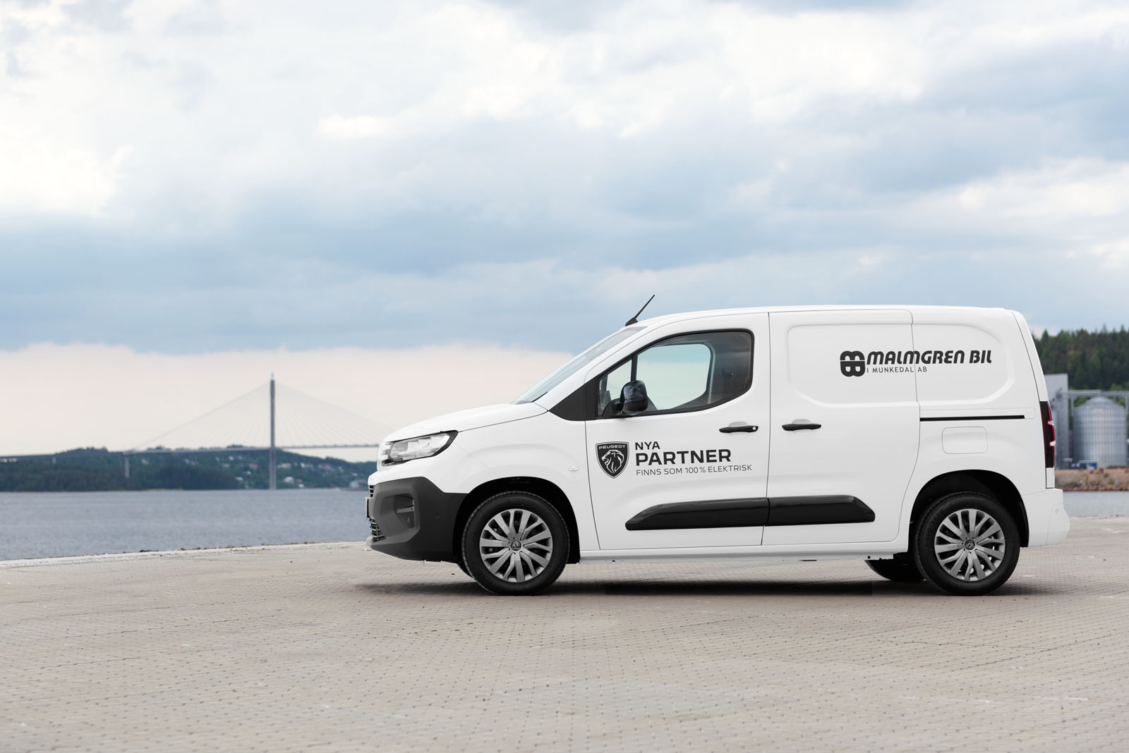 Peugeot Partner vid Uddevalla hamn med Uddevallabron i bakgrunden.