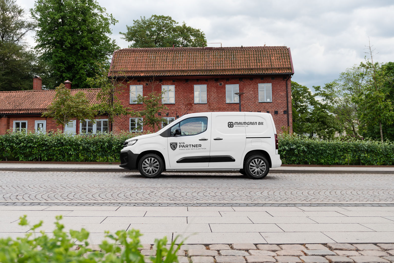 Peugeot Partner från Malmgren Bil på en kullerstensgata i centrala Uddevalla.