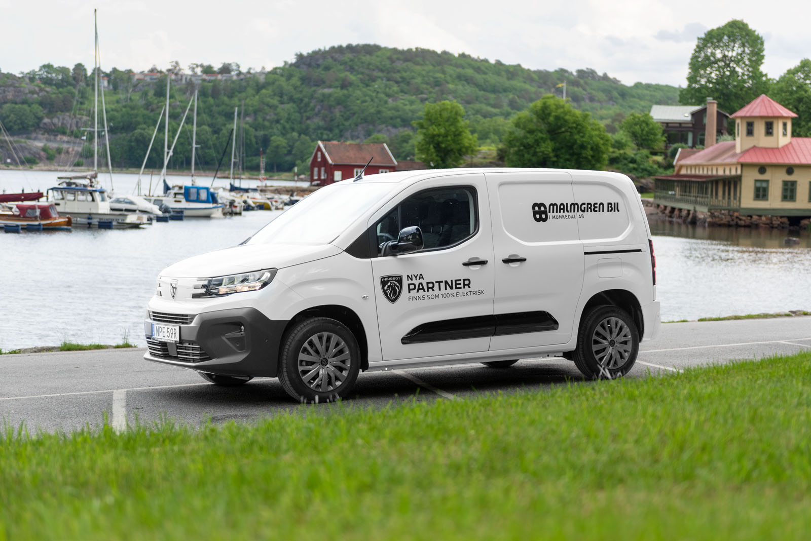 Peugeot Partner vid Gustavsberg i Uddevalla med båtar och badhus i bakgrunden.